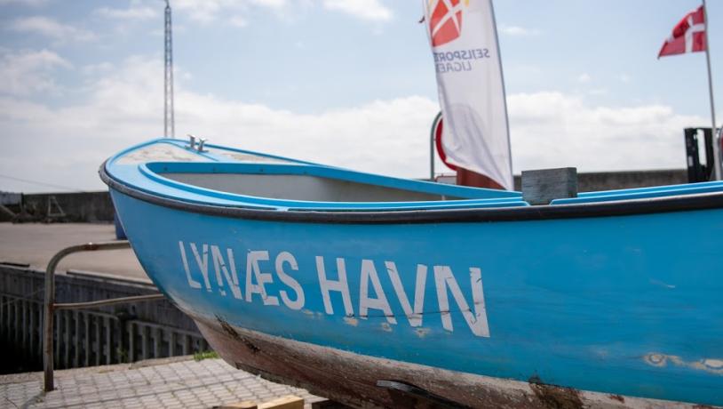 Jolle på Lynæs Havn