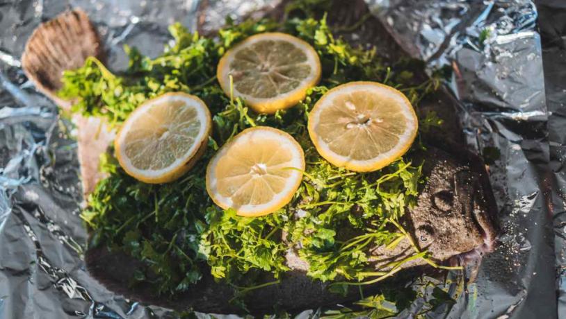 En staniolindpakkede pigav med god klat smør, persille, citron, kørvel og flagesalt