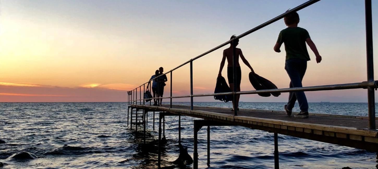 Badebro ved refugium Smidstrup Strand
