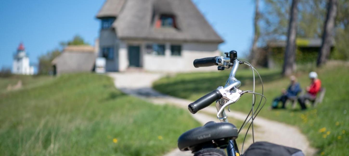 Cykelstyr - Knud Rasmussens hus i baggrunden