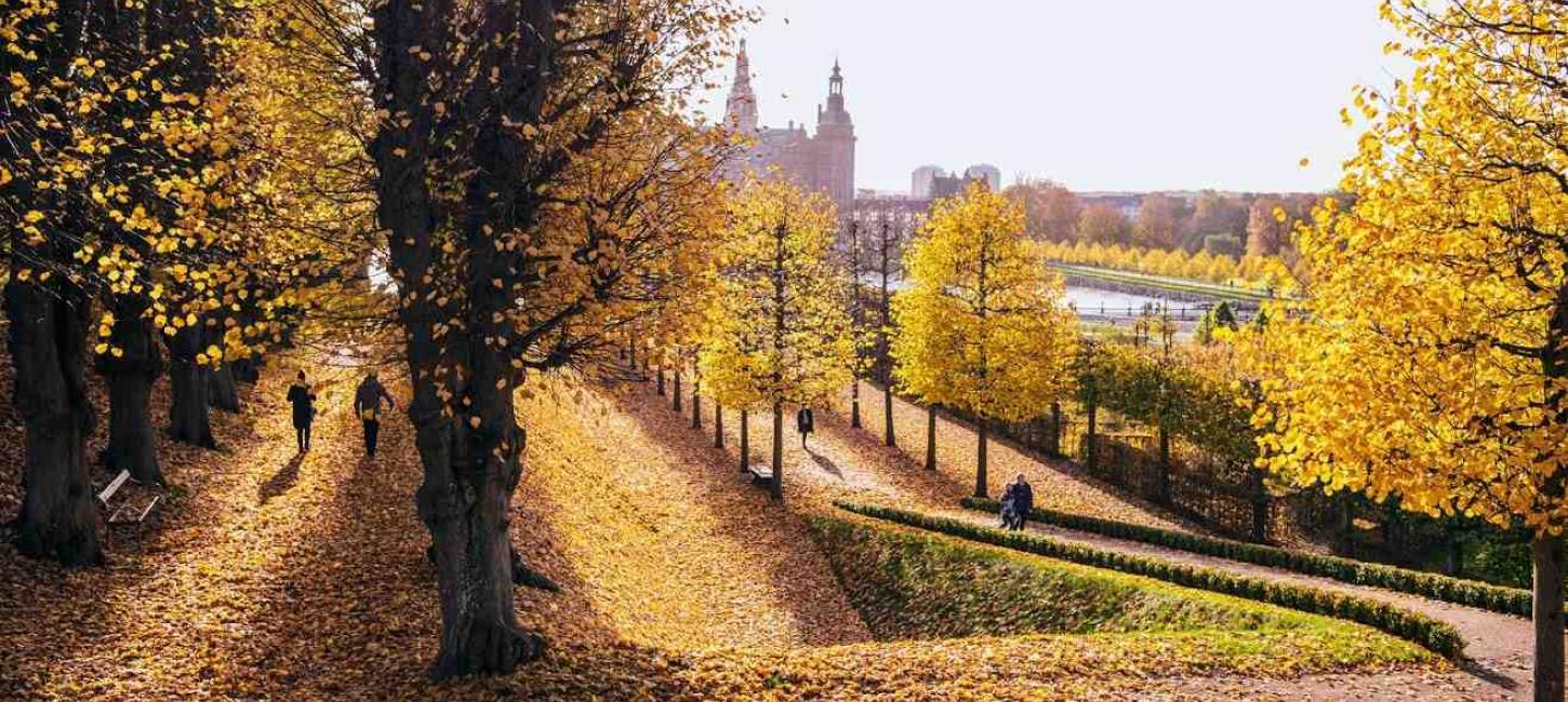 Frederiksborg Slot og barokhaven klædt i efterårsfarver