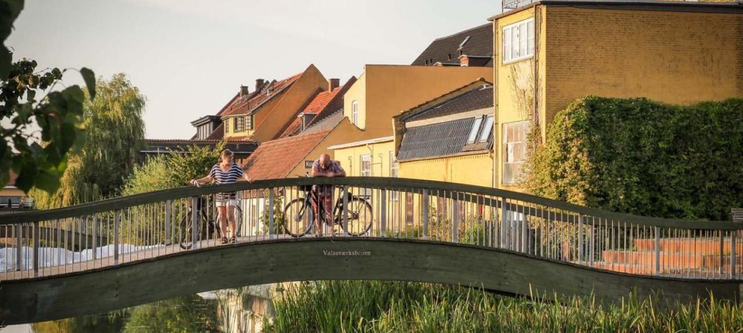 Frederiksværk med den smukke kanal der snor sig gennem byen.