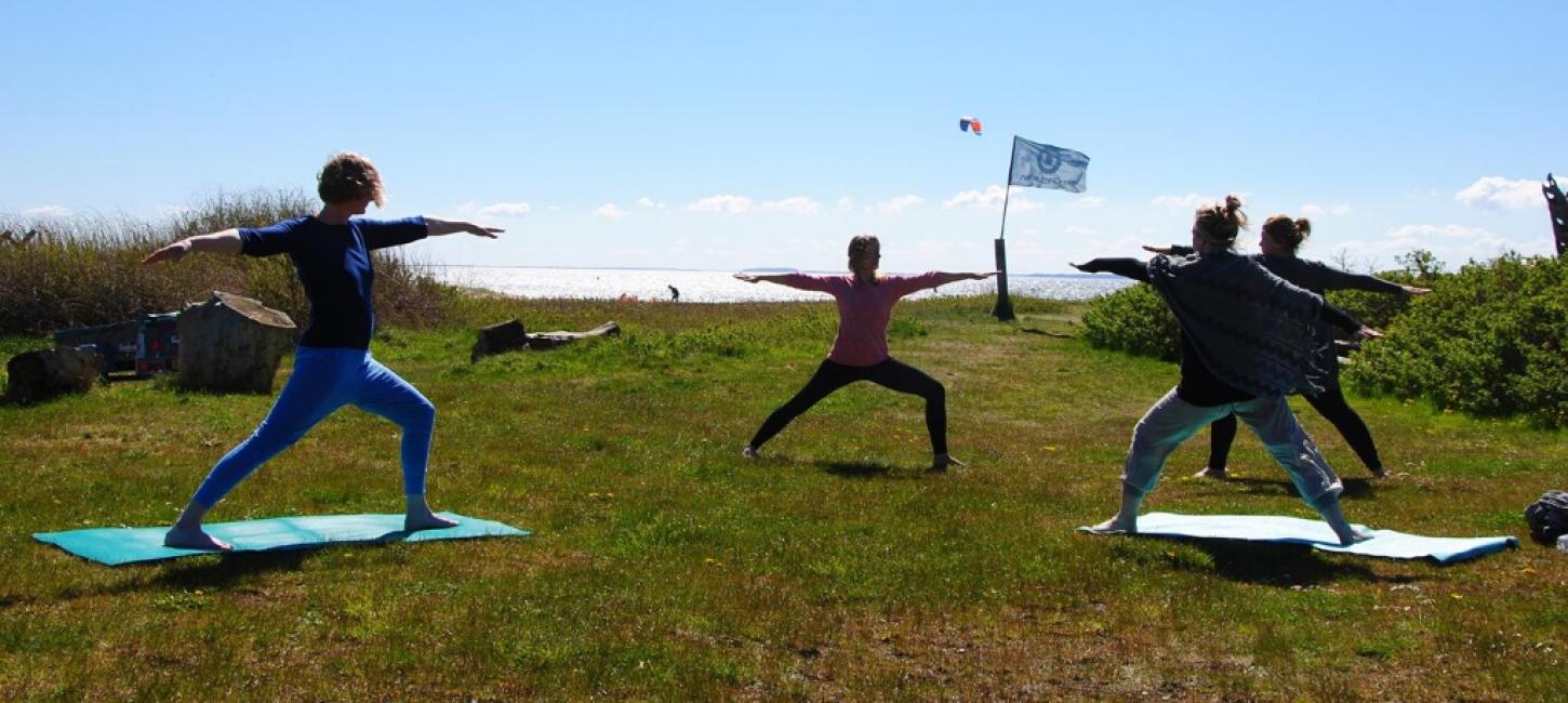 Yoga ved Lynæs Strand