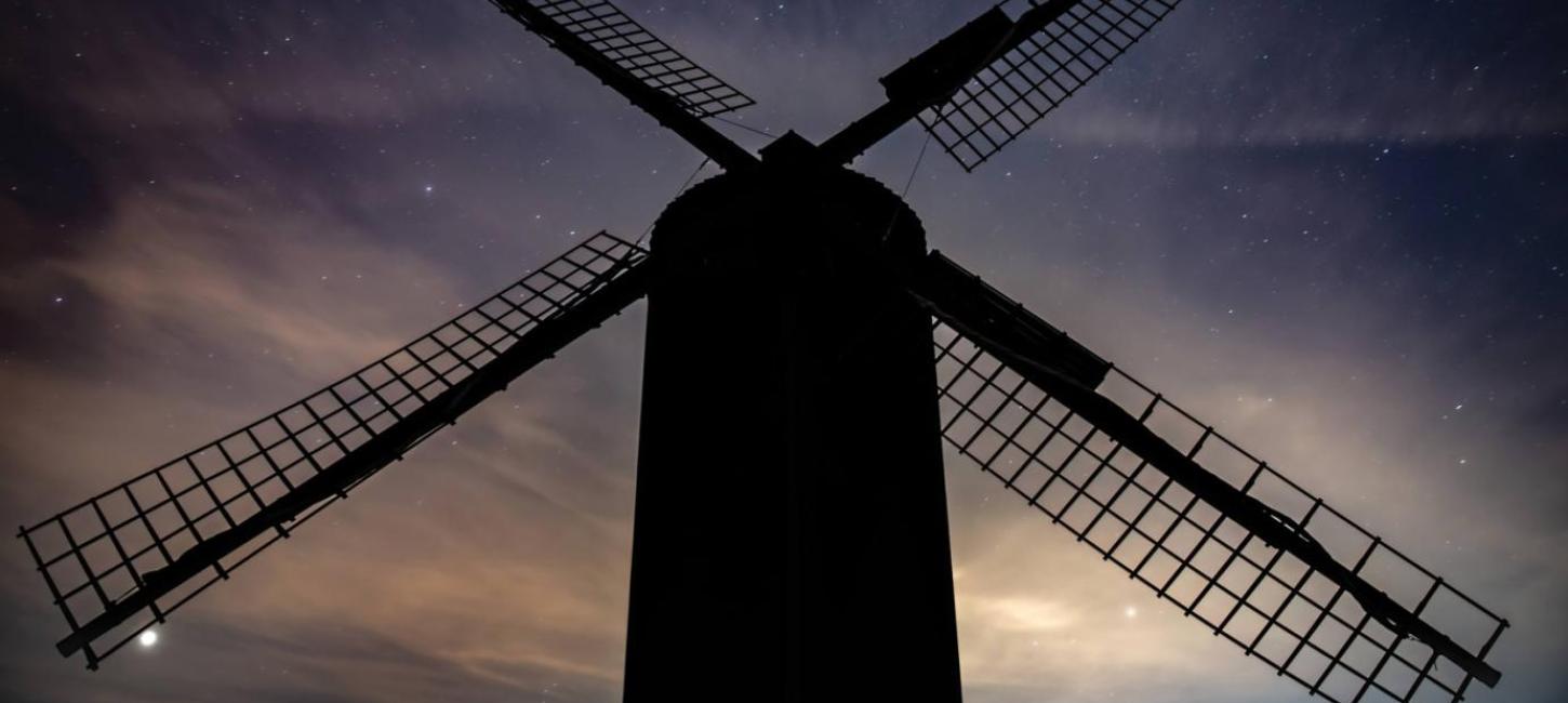 Pibe Mølle i mørket med stjernehimmel