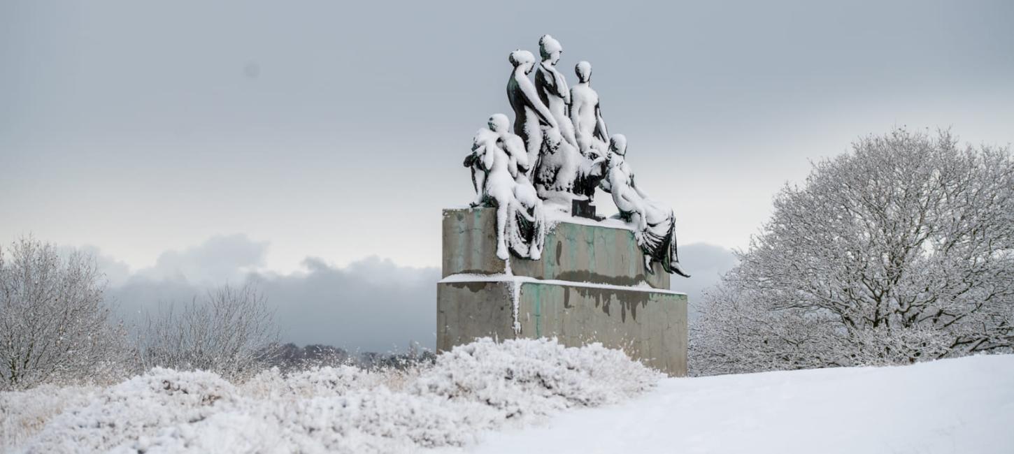 Rudolph Tegners Museum - sneen dækker skulpturen i parken