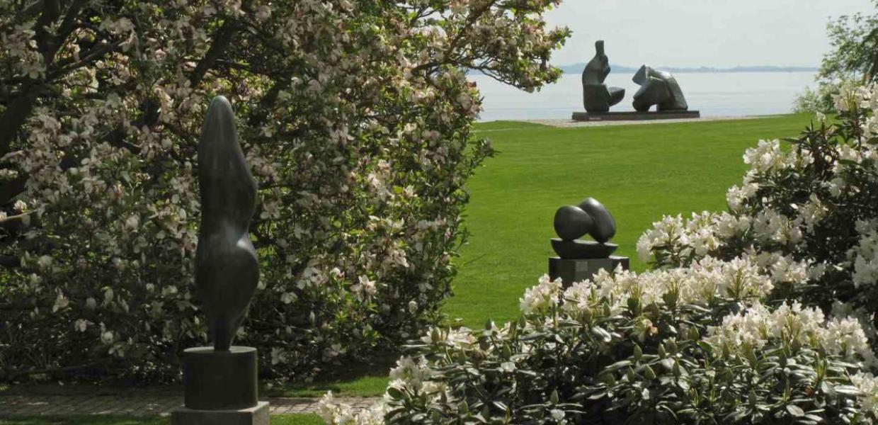 Skulpturparken på Louisiana med værker af Jean Arp og Henry Moore