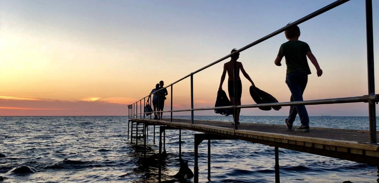 Badebro ved refugium Smidstrup Strand
