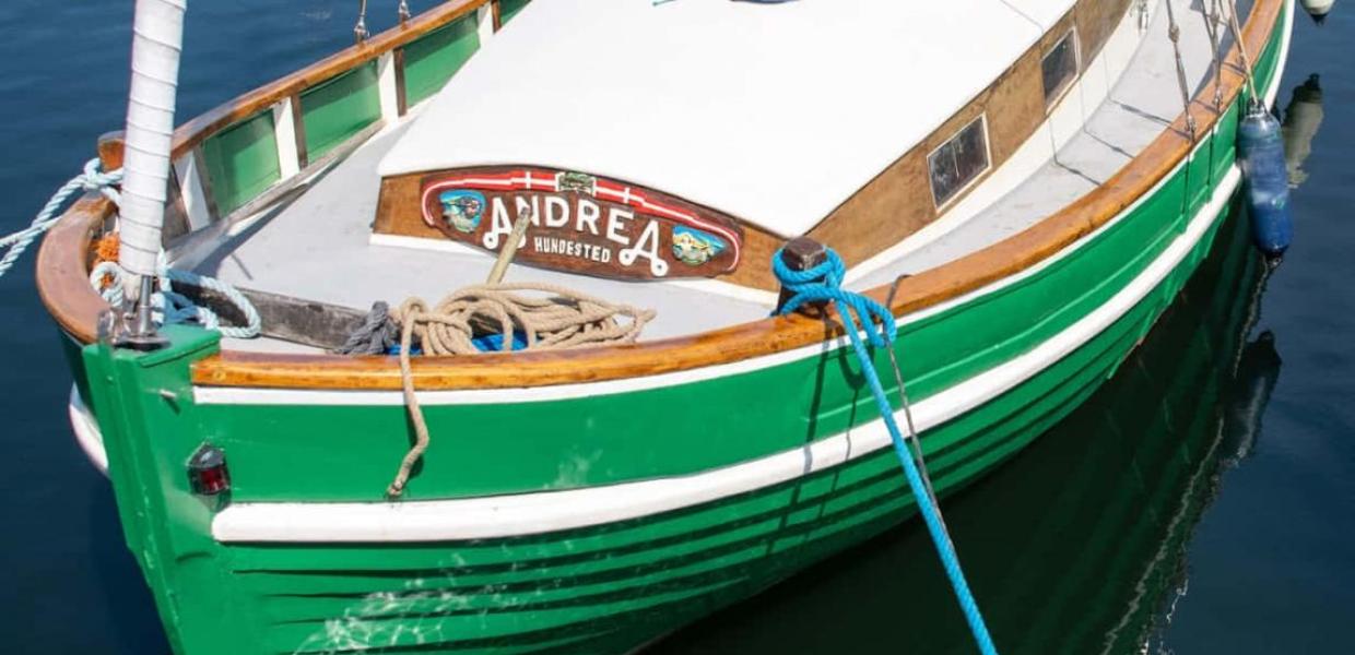 Grøn båd i Hundested Havn