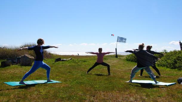 Yoga ved Lynæs Strand