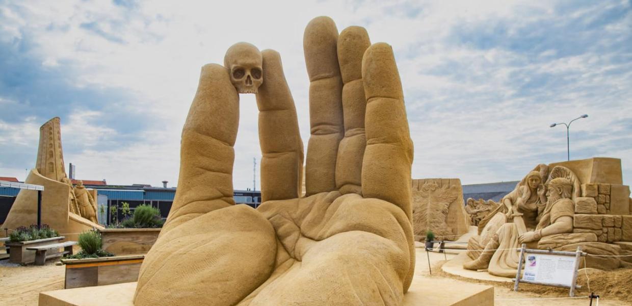 Hundested Sandskulptur Festival kan ses på havnen i Hundested fra maj til oktober