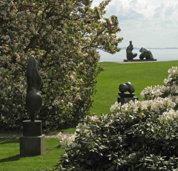 Jean Arp og Henry Moore skulpturer i Louisianas Skulpturpark.