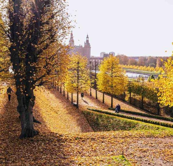 Frederiksborg Slot og barokhaven klædt i efterårsfarver