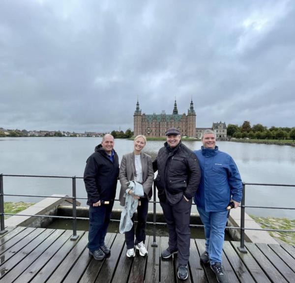 Krydstogtplanlæggere på tur i Nordsjælland. Her ved Frederiksborg Slot