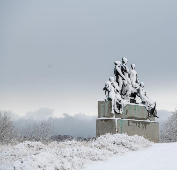 Rudolph Tegners Museum - sneen dækker skulpturen i parken