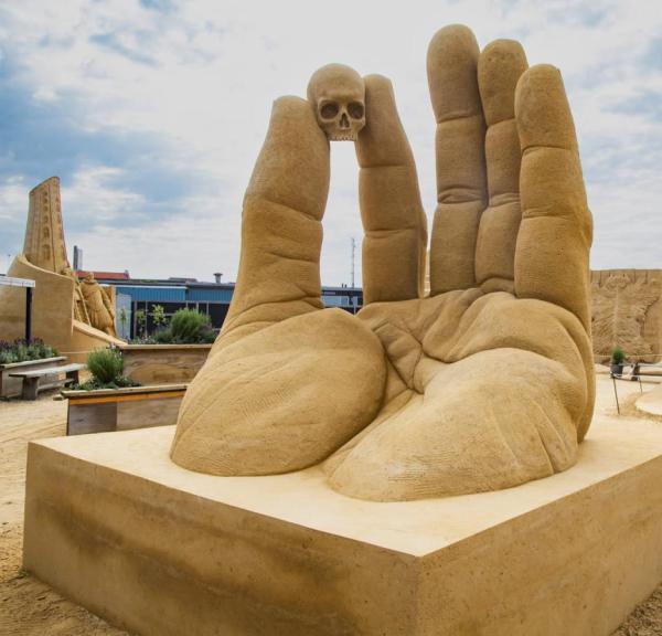 Hundested Sandskulptur Festival kan ses på havnen i Hundested fra maj til oktober