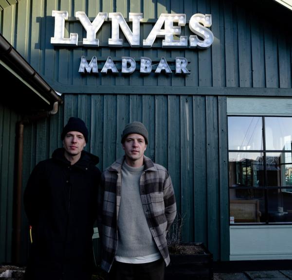 Jeppe og Johan foran Lynæs Madbar hvor du bla kan komme til fællesspisning