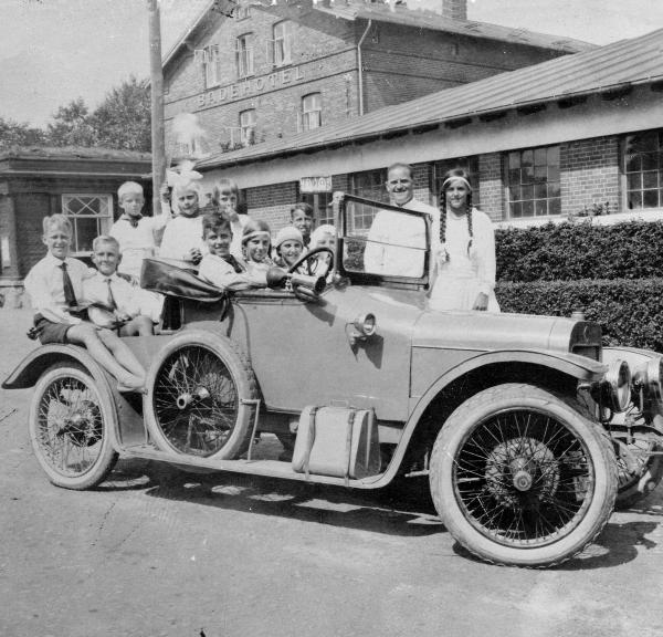 Glade børn i gammel veteranbil foran Gilleleje Badehotel i gamle dage