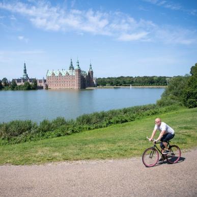 På cykel ved Frederiksborg Slot