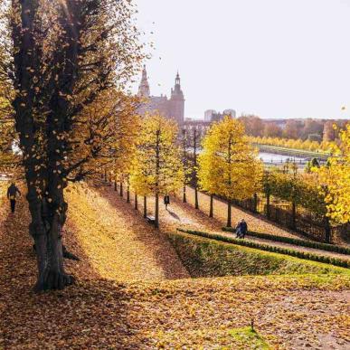 Frederiksborg Slot og barokhaven klædt i efterårsfarver