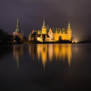 Frederiksborg Slot By Night. Slottet spejler sig i slotssøen