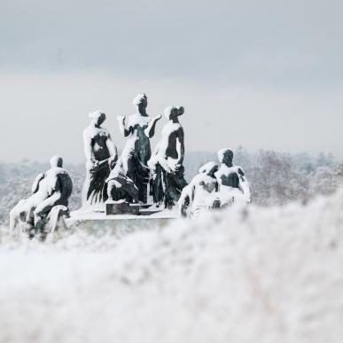Rudolph Tegners Museum - sneen dækker skulpturen i parken