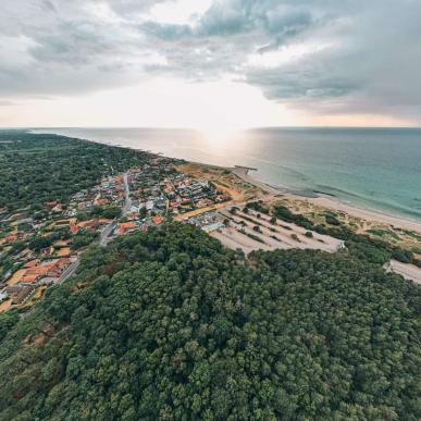 Liseleje by og strand set fra en drone