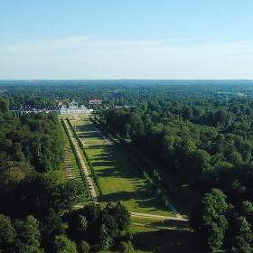 Fredensborg Slot og slotshave tage med drone og Esrum sø mod højre