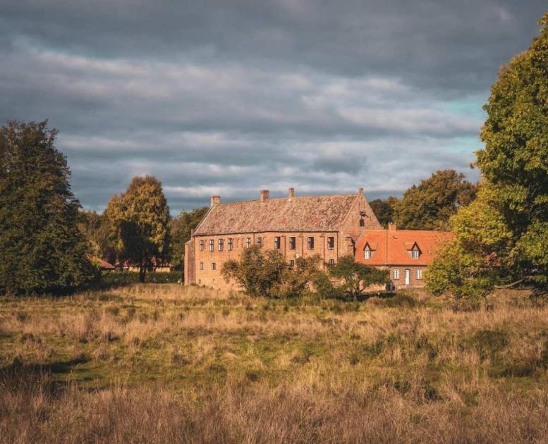Esrum Kloster ligger ved Esrum og er porten til de dejligste naturoplevelser og vandreture i det nordlige Sjælland. 