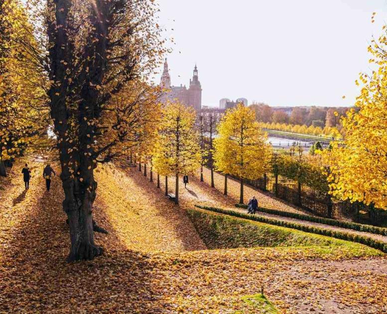 Frederiksborg Slot og barokhaven klædt i efterårsfarver