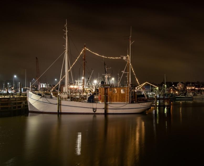Gilleleje Havn By Night. Fiskerbåd med lys på i natten.