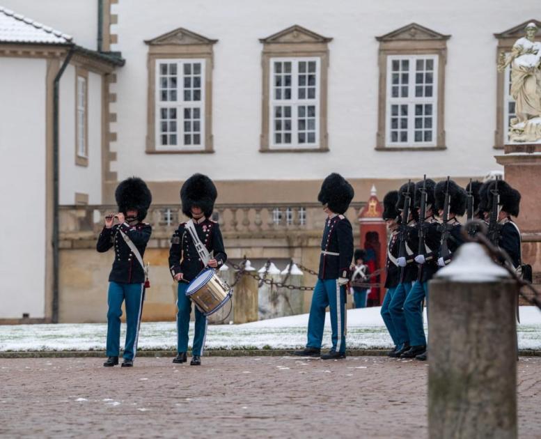 Garder i vintervejret foran Fredensborg Slot