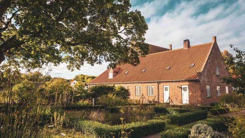 På Esrum Kloster er der en urtehave med specielle urter. Besøg klostret, se udstillingerne og klæd dig måske ud som munk eller tag på vandretur i området med Esrum Kloster som udgangspunkt. 