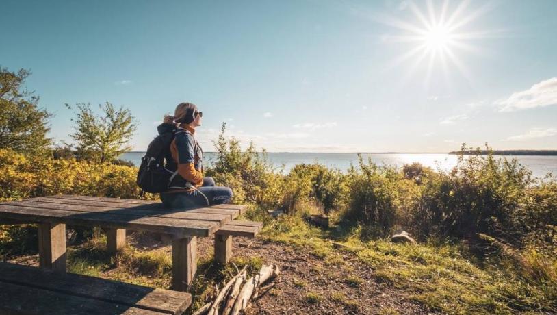 Arresø er Danmarks største sø. Arresø ligger i Nordsjælland og rummer mange spændende og smukke naturoplevelser. Tag vandrestøvlerne på og gå en tur langs søen. Der er flere steder udkigs poster og små broer, hvor man kan studere det rige fugleliv. Måske du er heldig at få øje på isfuglen som yngler ved søen. 