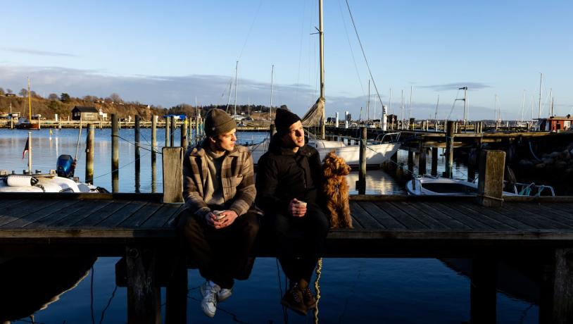 Jeppe og Johan foran Lynæs Madbar på havnen i Lynæs