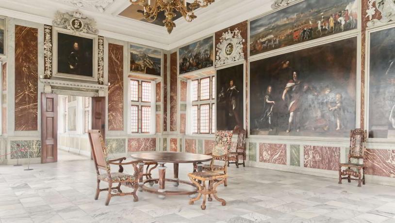 Audienssalen på Frederiksborg Slot med ekstravagant udsmykning i 1700-tals stil.