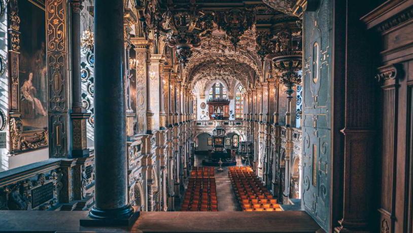 Slotskirken på Frederiksborg Slot set oppe fra orglet med guld, glitter og ornamenter.