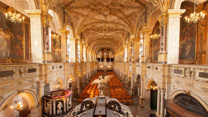 Slotskirken på Frederiksborg Slot oplyst i varme farver