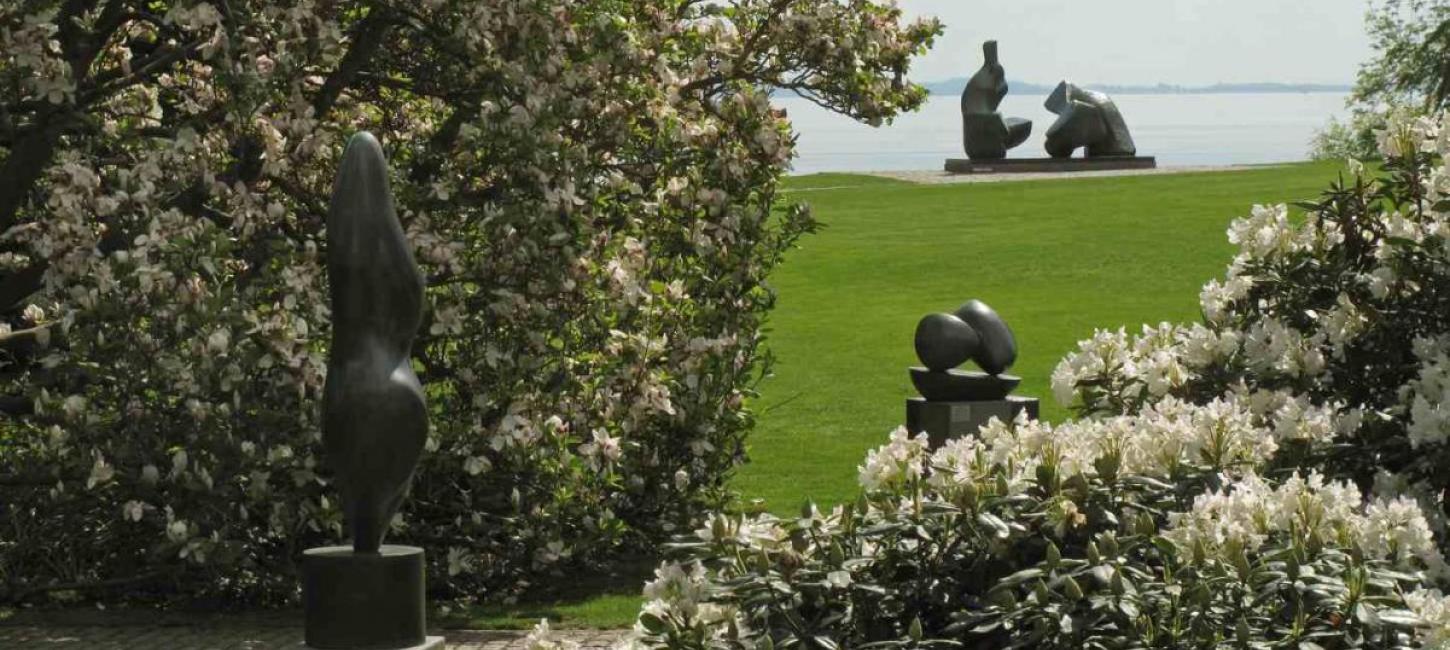 Jean Arp og Henry Moore skulpturer i Louisianas Skulpturpark.