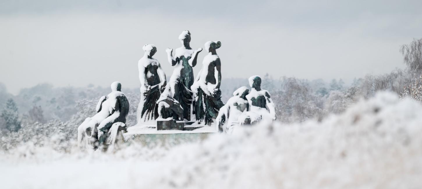 Rudolph Tegners Museum - sneen dækker skulpturen i parken