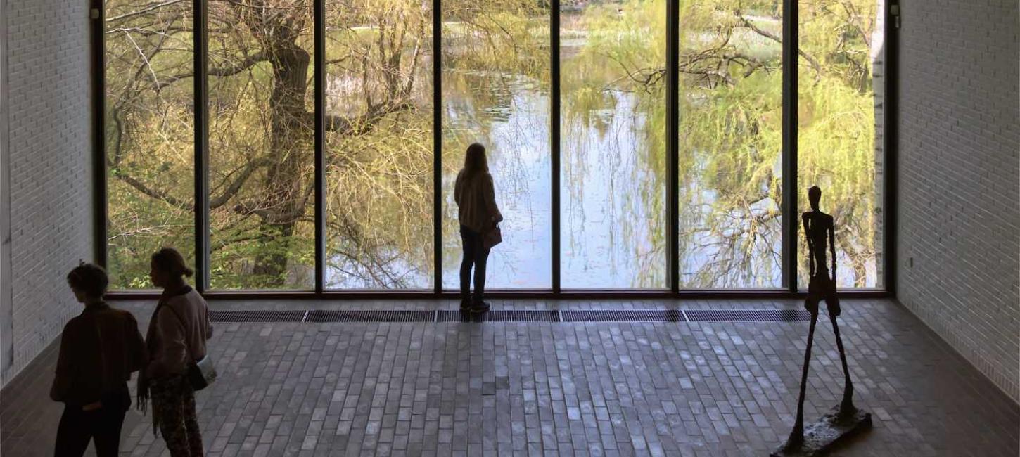 Kvinde ser ud over søen ved Louisiana Museum of Modern Art