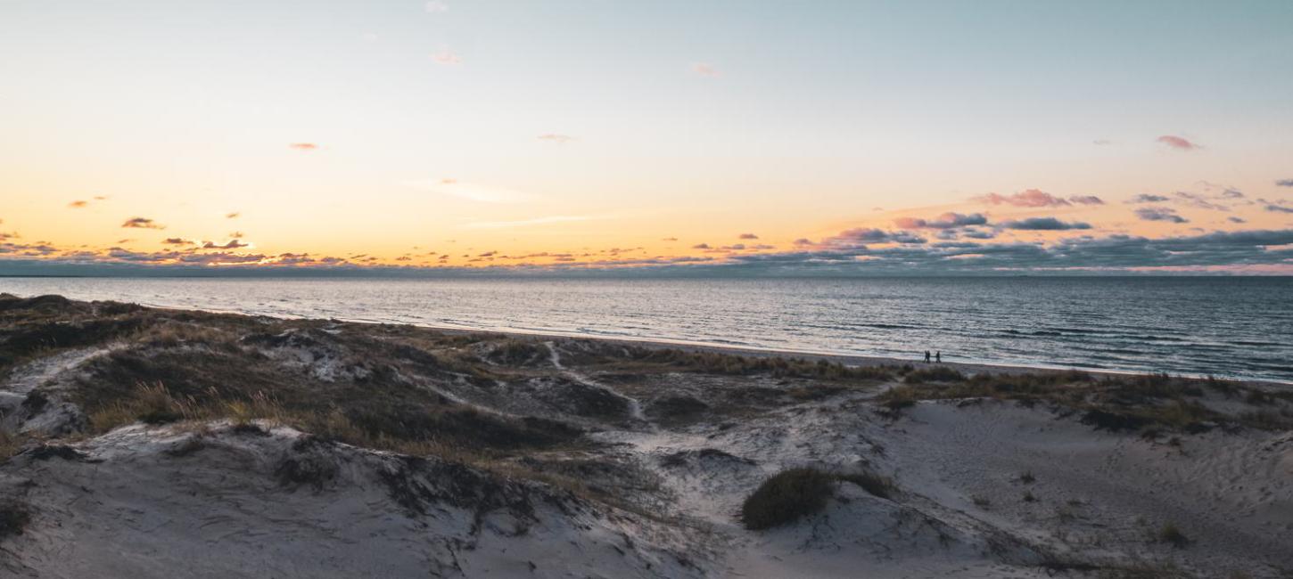 Solnedgang over Tisvildeleje strand på en kølig efterårsdag
