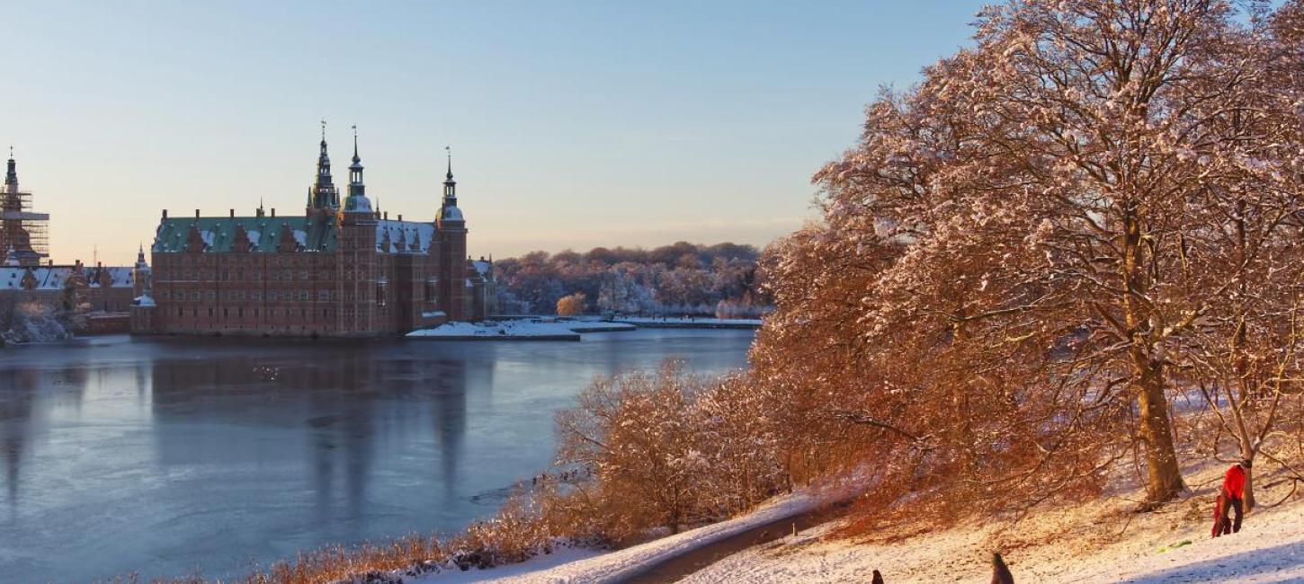 Vinter ved Frederiksborg Slot - Børn og voksne kælker