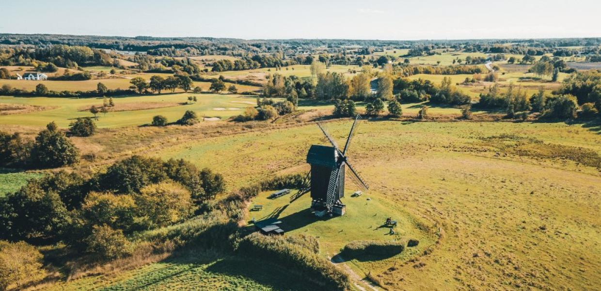 Pibe Mølle ligger ved Anisse i Nordsjælland. Det er en af Danmarks ældste møller og efter aftale kan man komme op i møllen. Udsigten er fantastisk. Tag en udflugt til Nordsjælland, som er et godt udgangspunkt for vandreture og oplev naturen