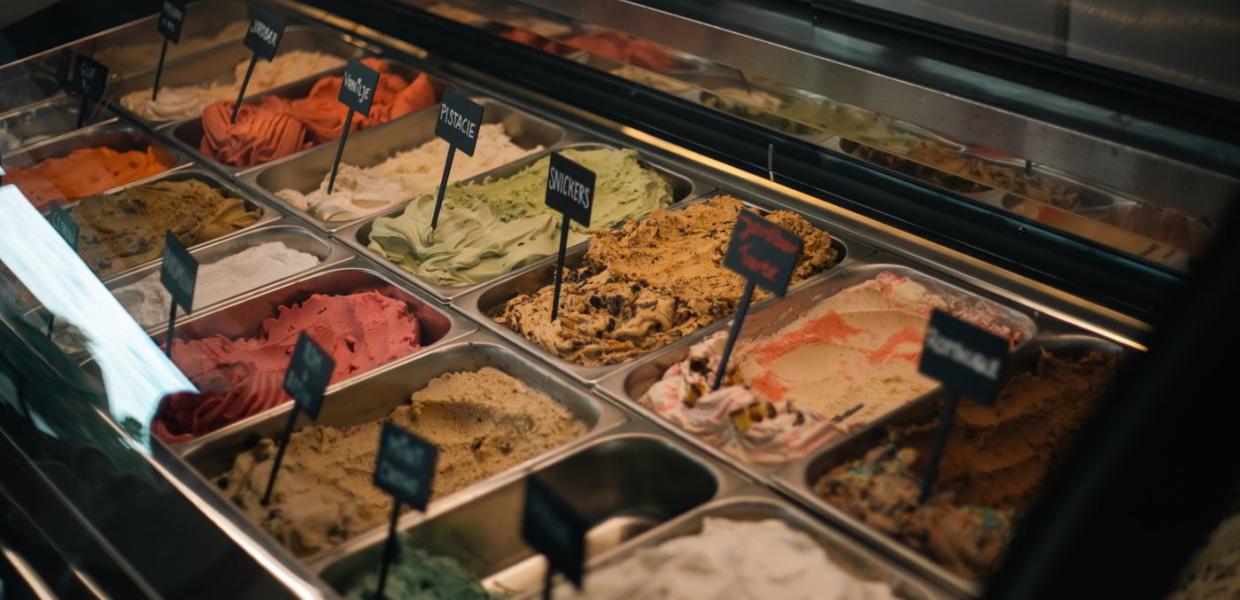 Vælg hvilken is du vil have fra én af isbutikkerne i gågaden Nørregade i Frederiksværk.
