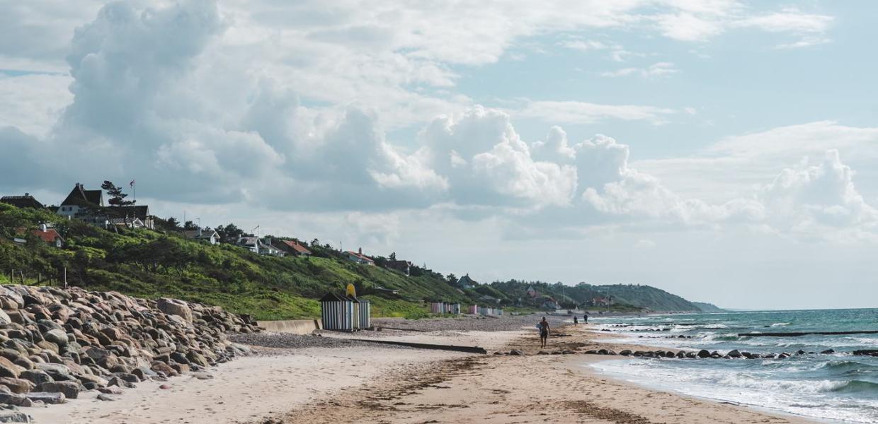Blå himmel og cumulus-skyer på Rågeleje Strand i Nordsjælland
