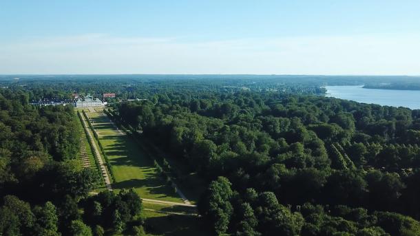 Fredensborg Slot og slotshave tage med drone og Esrum sø mod højre