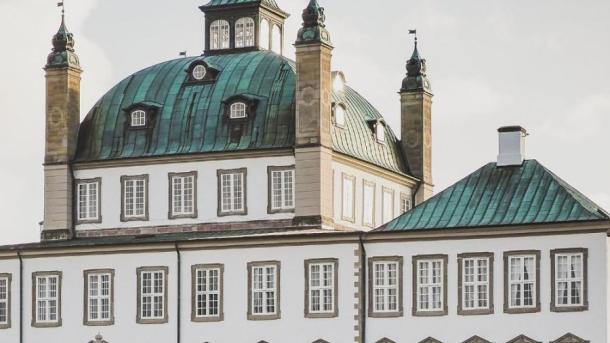 Fredensborg Slot rejser sig mod himlen
