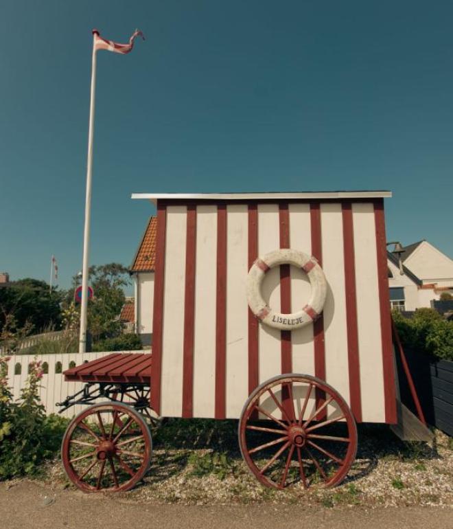 En badevogn står på et gadehjørne i Liseleje, Nordsjælland