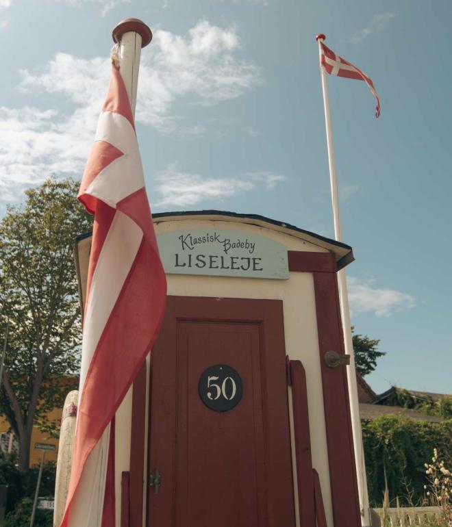 Et gammelt badehus stpr i solen i Liseleje, Nordsjælland