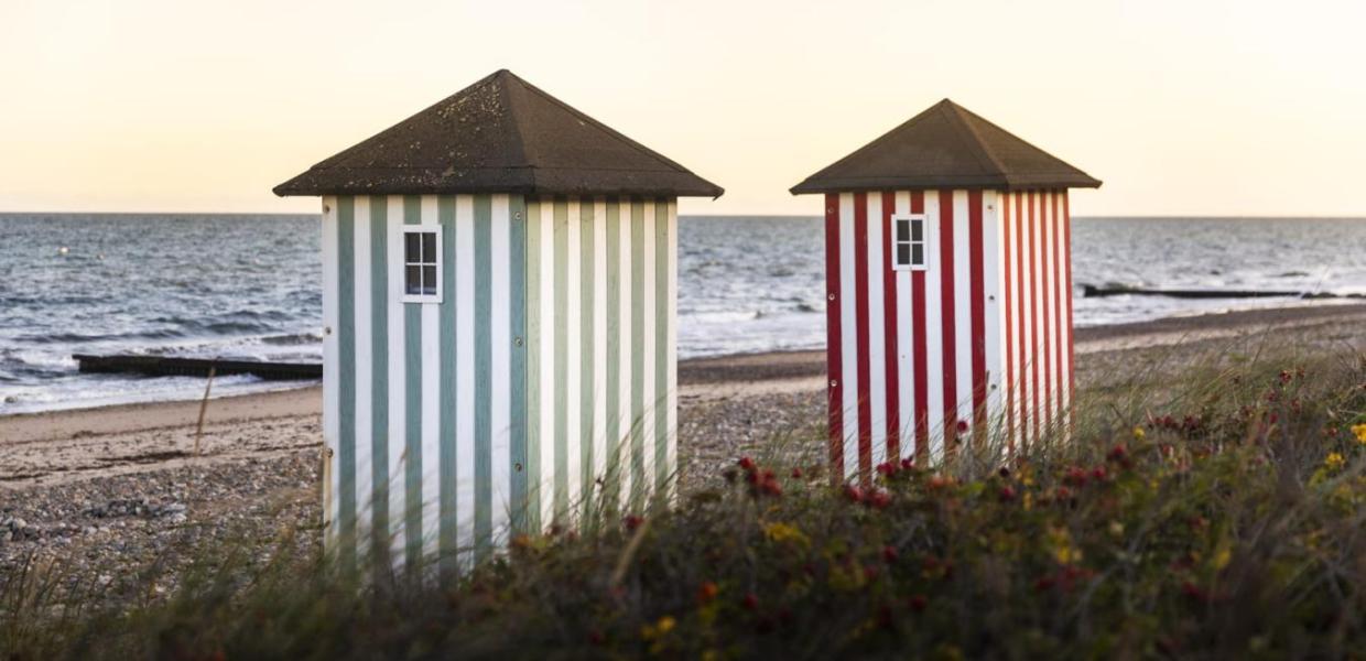 Ikoniske stribede badehuse på stranden i Rågeleje